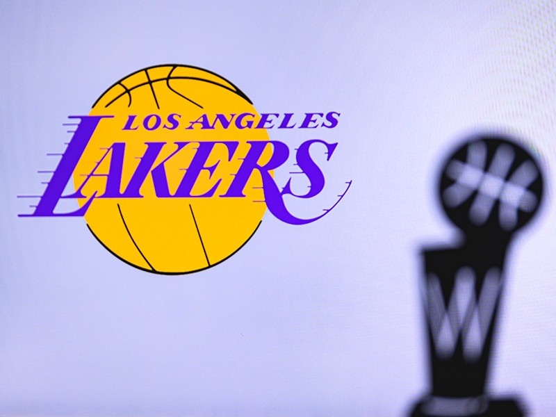 Баскетболисты "Лейкерс" находятся в шаге от 17-й победы в плей-офф НБА