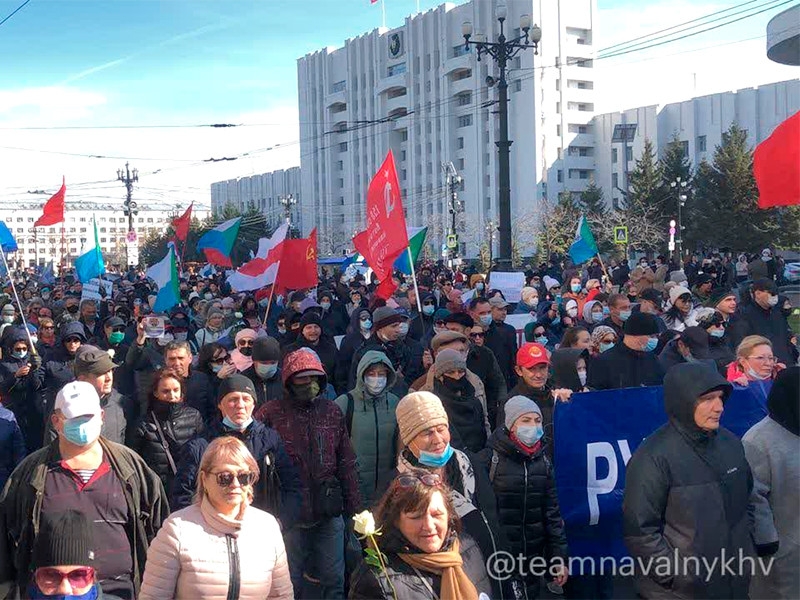 Через неделю после жесткого разгона протестующих в Хабаровске полиция обошлась "мирным созерцанием". Акции идут 99 дней