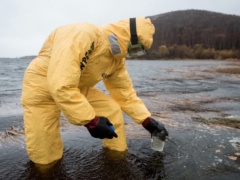 Greenpeace рассказал о результатах исследования проб воды с Камчатки: версий много, но остановиться на одной пока не получается