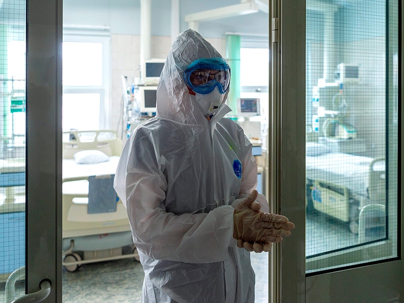 Койки для больных коронавирусом заняты в России уже на 90%