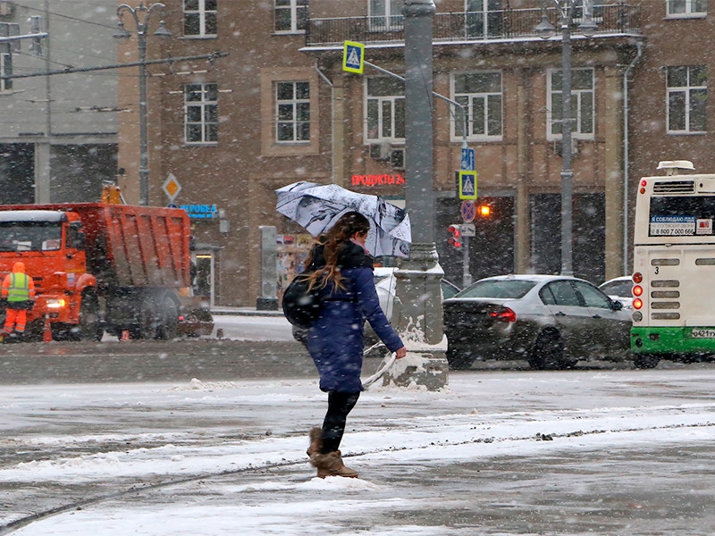 МЧС выпустило экстренное предупреждение о мокром снеге и гололедице в Москве