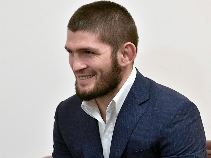 Нурмагомедов в третий раз защитил титул чемпиона UFC и объявил о завершении карьеры