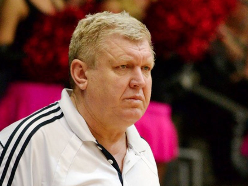 Прославленный тренер Евгений Трефилов доставлен спецбортом в Москву с COVID-19