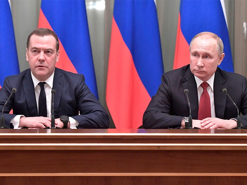 Путин внес законопроект, позволяющий ему и Медведеву пожизненно быть сенаторами