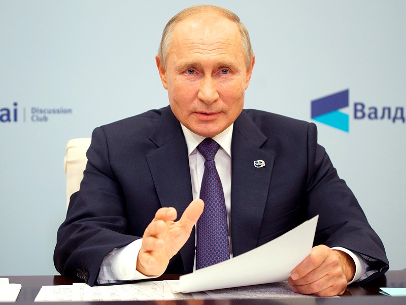 Путин заявил, что лично поручил разрешить Навальному вылететь в Германию