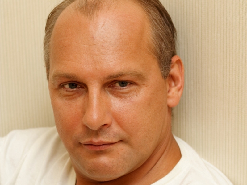 Столичный суд арестовал писателя и экс-бизнесмена Дмитрия Стародубцева по подозрению в растлении несовершеннолетней