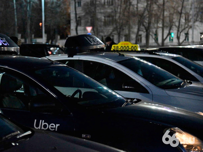 Таксисты Екатеринбурга вышли к мэрии и грозят забастовкой из-за установки защитных экранов в своих автомобилях