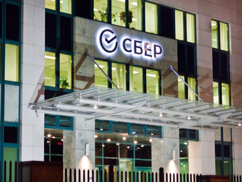 Топ-менеджеров из дочки "Сбербанка" обвинили в групповом изнасиловании. В компании это отрицают