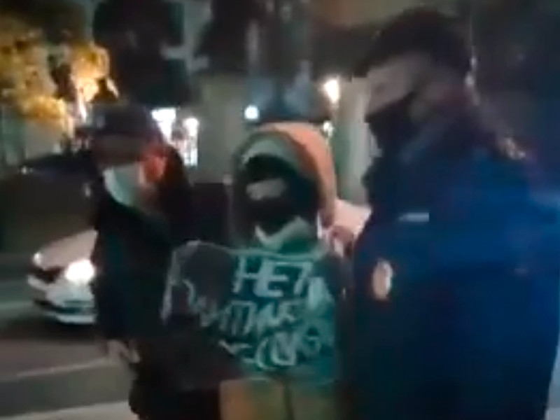 У белорусского  посольства в  Москве задержали участницу пикета против политических репрессий