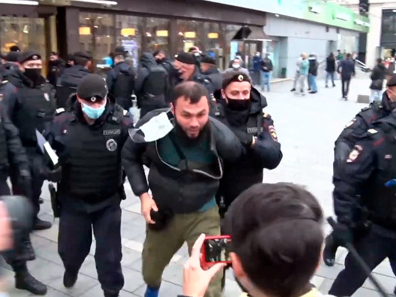 У посольства Франции в Москве прошли задержания участников акции против карикатур на пророка Мухаммеда