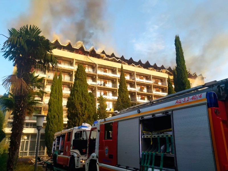 В Ялте загорелся санаторий Минобороны (ФОТО, ВИДЕО)