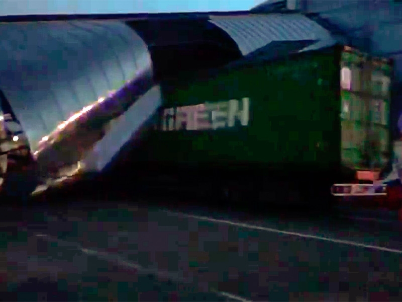 В Ленинградской области в надземный пешеходный переход врезался грузовик