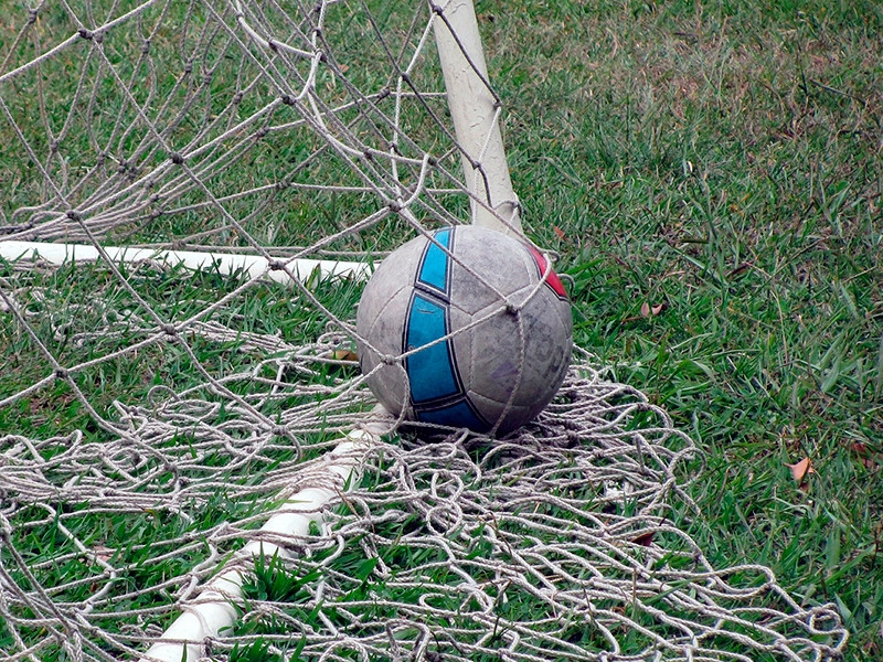 В Уганде футболиста из-за допущенной ошибки до смерти забили товарищи по команде