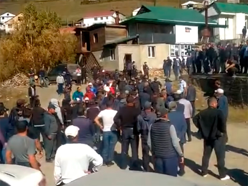 В Дагестане после выборов главы села жители подрались с полицейскими и закидали камнями администрацию