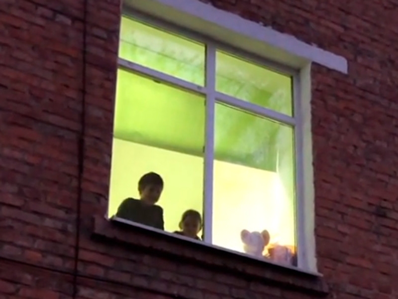 Многодетный отец и глава "образцовой" семьи  избил дочь за съеденный бутерброд