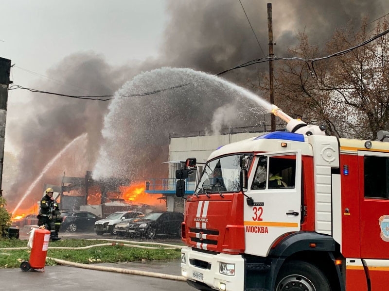 На юге Москвы загорелся склад  газовых баллонов