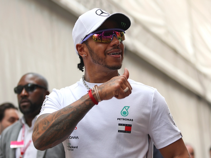 Парламент Великобритании просит посвятить в рыцари гонщика Льюиса Хэмилтона