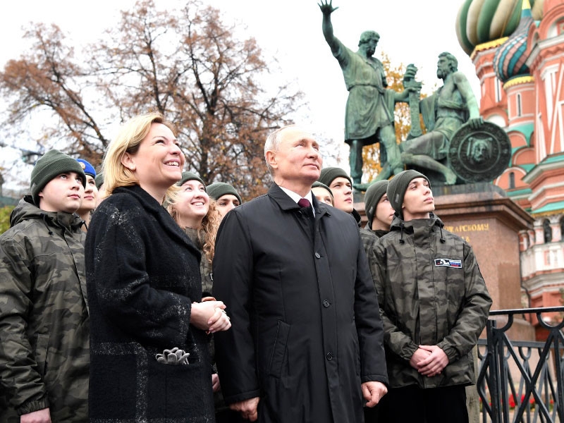 Путин в День народного единства послушал на Красной площади обновленные колокола Спасской башни