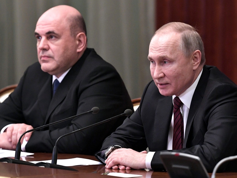 Россияне с низкими доходами стали меньше любить Путина и Мишустина