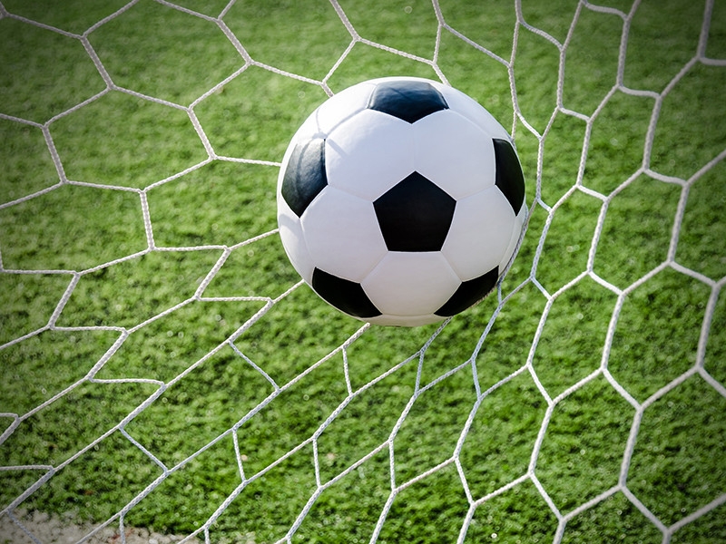 Российские футболисты были разгромлены сербами в главном матче года