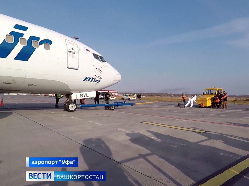 Самый сильный человек России отбуксировал Boeing 737 в уфимском аэропорту