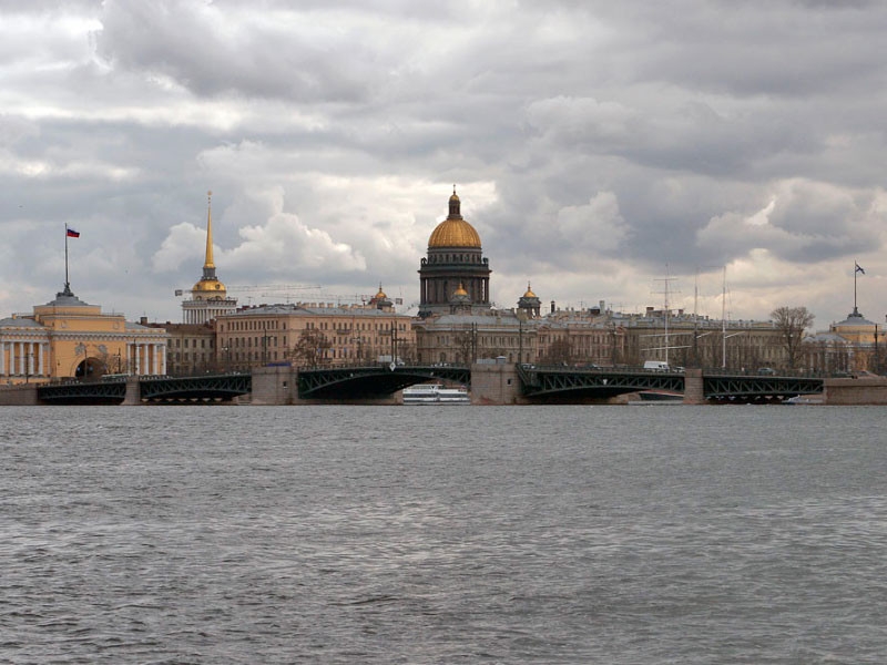Санкт-Петербург возвращает часть "коронавирусных" ограничений, включая запрет на массовые мероприятия