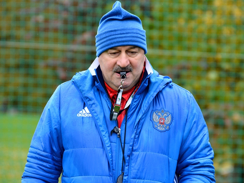 В ЦСКА напомнили Черчесову про "физрука", глядящего на футбольное поле из ворот