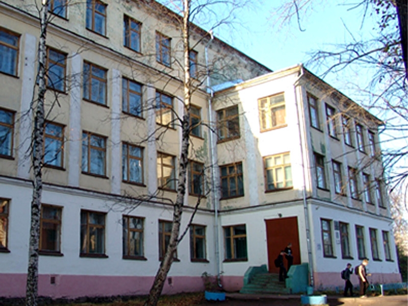 В школе Архангельска во время урока на учеников упала штукатурка