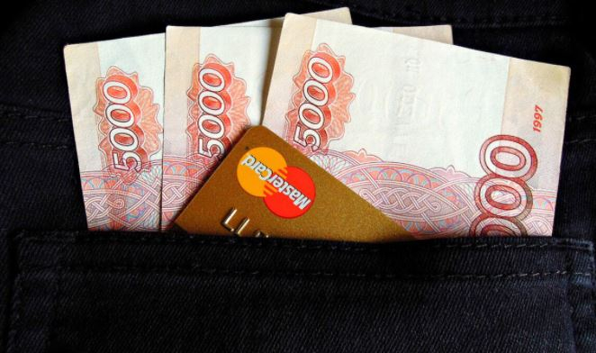 Аналитики объяснили, как банки могут ограничить снятие наличных с карт