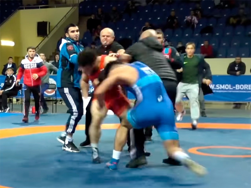 Борцы из Осетии и Ингушетии устроили драку на чемпионате России по вольной борьбе