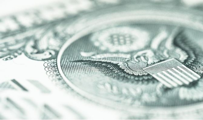Финансовые эксперты советуют инвесторам не хранить деньги в долларах