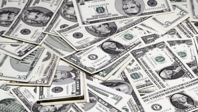 Хазин рассказал об опасности для валютных вкладов россиян