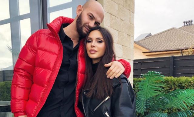 Оксана Самойлова объяснила, зачем поставила дома голубую елку