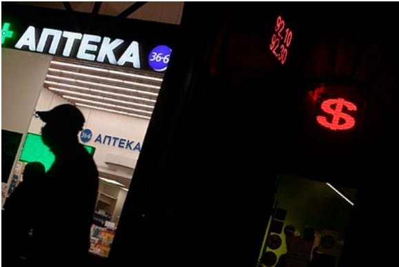 Россияне приготовились к росту курса доллара почти до 82 рублей