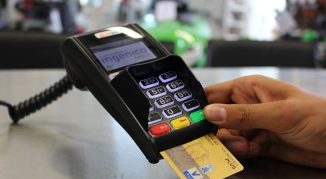 Специалист рассказал, в каких случаях наличные лучше карты