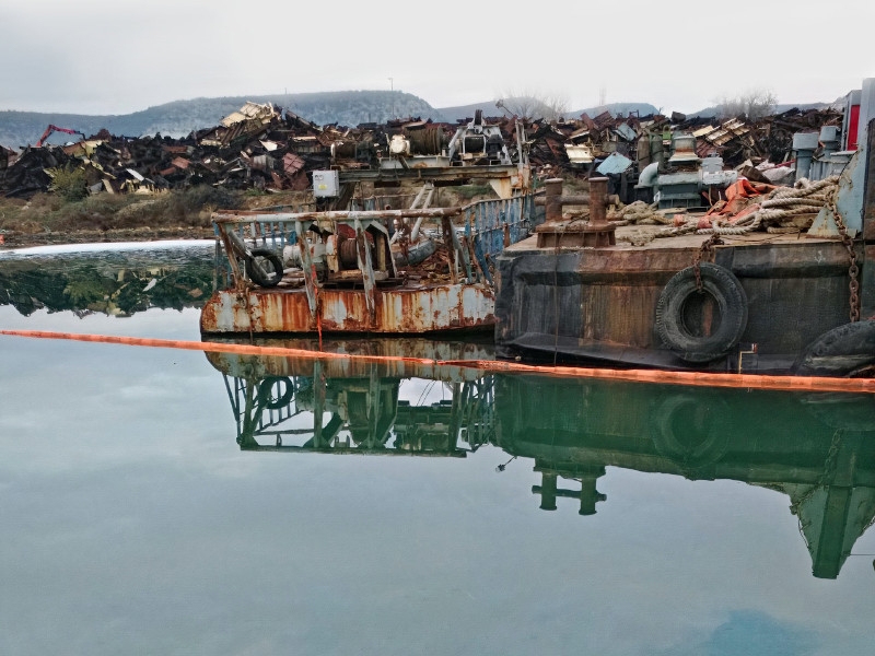 В Севастополе сообщили о разливе нефтепродуктов при утилизации "невезучего" корабля "Керчь"