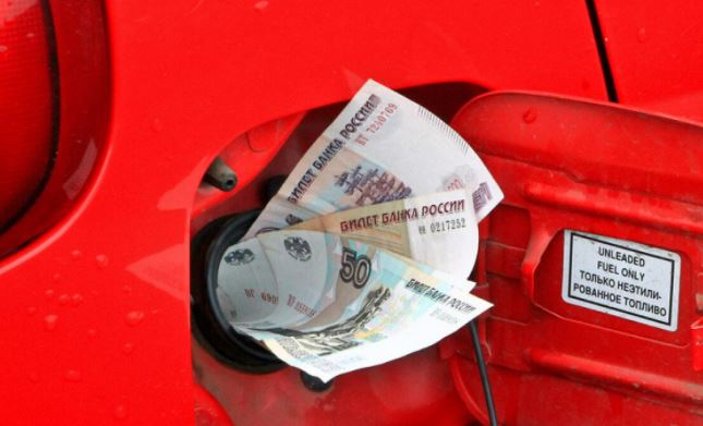 Аналитик рассказал, сколько будет стоить бензин в конце года