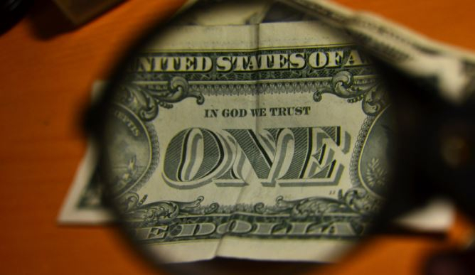 Экономист назвал точный курс доллара на май 2021 года