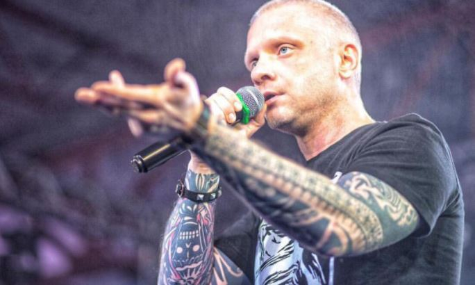 Убитая горем мать комика Шаляпина разрыдалась у гроба сына