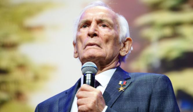 Врачи выявили частичное поражение легких у госпитализированного Ланового