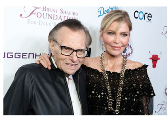 Жена Ларри Кинга назвала настоящую причину смерти телеведущего