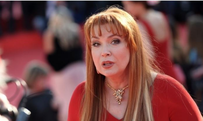 Актриса Сотникова расплакалась во время прощания с покойным Мягковым