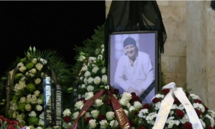 Могила Дмитрия Марьянова стала местом обитания бомжей и алкоголиков