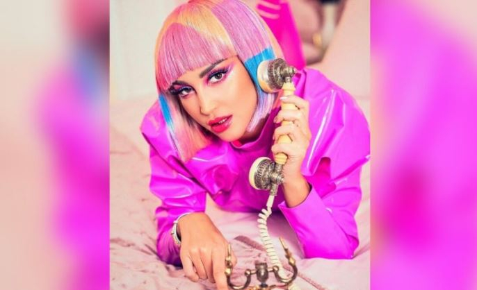 «Поет она, а стыдно мне»: Бузову подняли на смех за пение без фонограммы