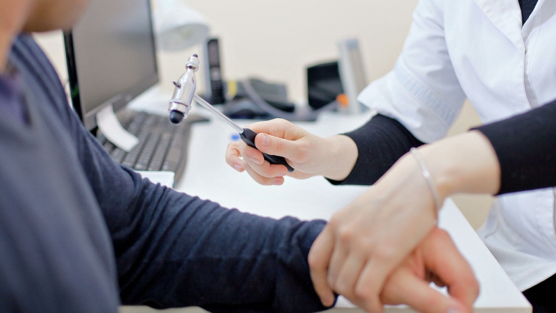 Названы два ранних симптома артрита