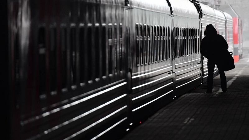 В Подмосковье электричка задела платформу, движение задерживается