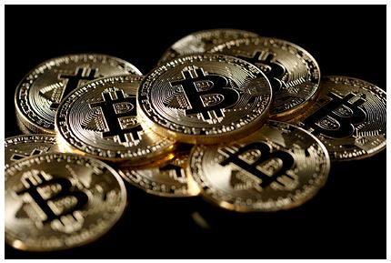 Цена биткоина обрушилась почти наполовину