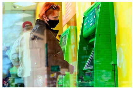 Эксперт предупредила о рисках снятия денег с чужих карт