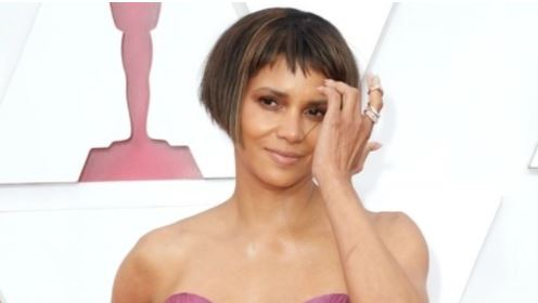 Холли Берри с юмором отнеслась к критике своей прически на «Оскаре»