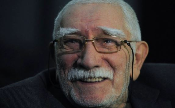 Поклонники Армена Джигарханяна обнаружили, что его могилу сравняли с землей